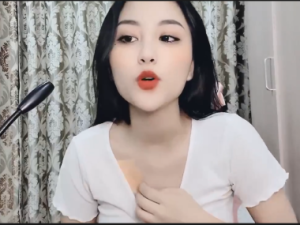 Sexvn em Kaa Mii vú to lồn không lông nhảy sexy